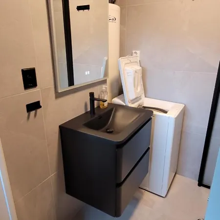 Newly Renovated With Separate Entrance 트롬쇠