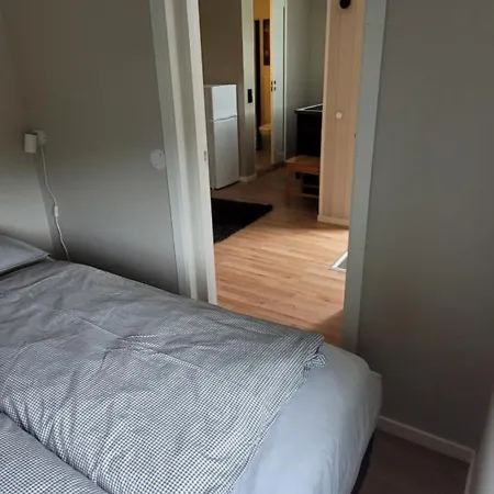 Lägenhet Newly Renovated With Separate Entrance *