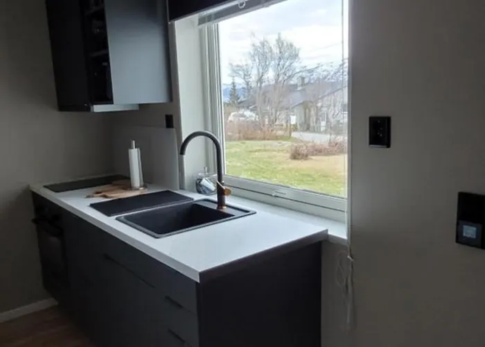 Newly Renovated With Separate Entrance Lägenhet
